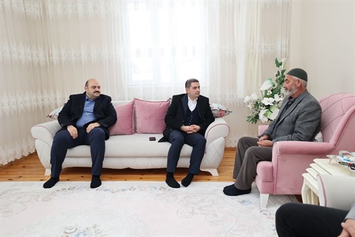 Kaymakamımız Muhammet TUGAY Belediye Başkanımız Muhammet Cevdet ORHAN ile birlikte Şehit Harun İBİŞOĞLU'nun Ailelesini evlerinde ziyaret etti.
